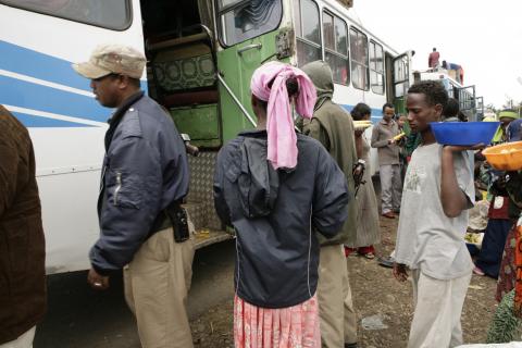 image Vendedoras esperando subir al autobús en las paradas cerca de Harar, Etiopía