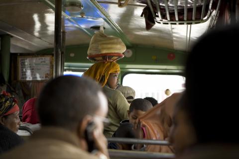 image Vendedora dentro del autobús de camino a Harar, Etiopía