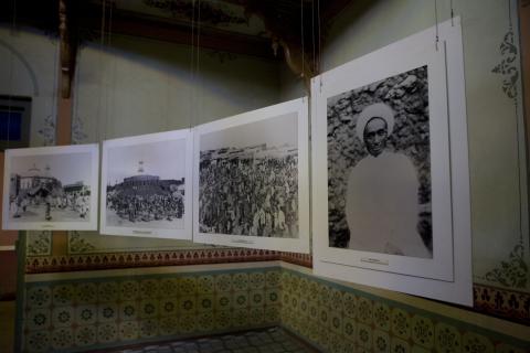 image Colección de fotografías en el interior de la casa-museo de Rimbaud en Harar, Etiopía