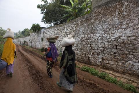 image Mujeres con fardos en la cabeza, Harar, Etiopía