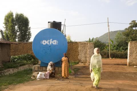 image Mujeres junto a depósito de agua en Harar, Etiopía