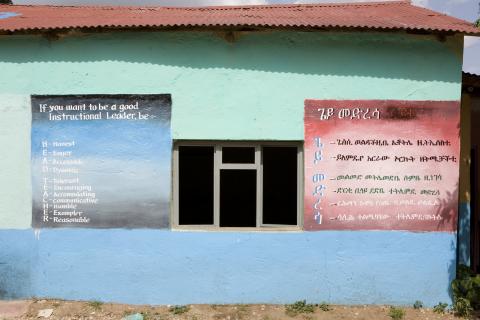 image Normas de comportamiento en las paredes de la escuela pública de Harar, Etiopía