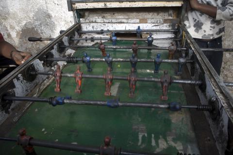 image Jugando al futbolín en las calles de Harar, Etiopía