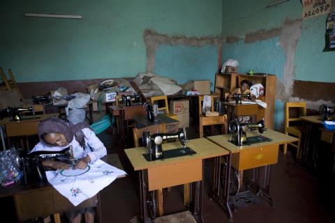 image Interior de la escuela taller de costura y bordados, Harar, Etiopía