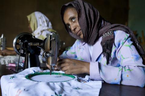 image Alumnas de la escuela taller de costura y bordados, Harar, Etiopía