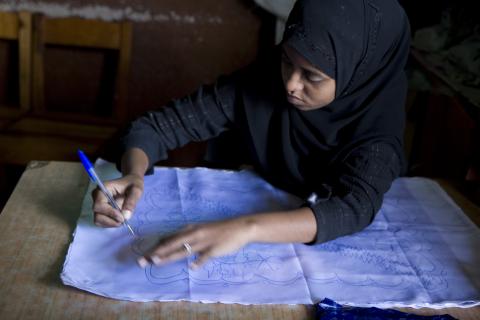 image Diseñando los bordados en la escuela taller, Harar, Etiopía
