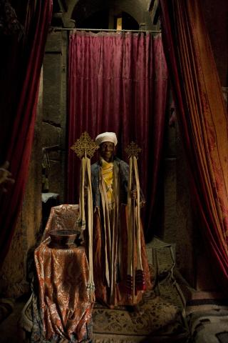 image Monje ortodoxo portando cruces en Bete Giorgis, Lalibela, Etiopía