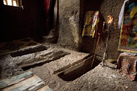 image Tumbas simbólicas de Abraham, Isaac y Jacob en una de las iglesias de Lalibela, Etiopía
