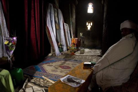 image Monje en el interior de Bete Ammanuel en Lalibela, Etiopía
