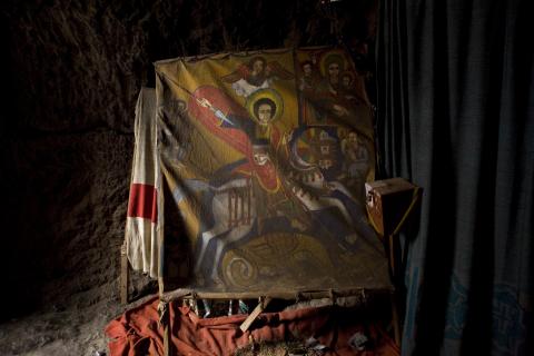 image San Jorge en el interior de una de las iglesias de Lalibela, Etiopía