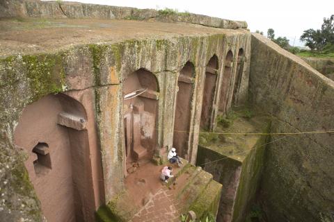 image Vista desde arriba de Bete Kidus Gabriel y Rafael en Lalibela, Etiopía