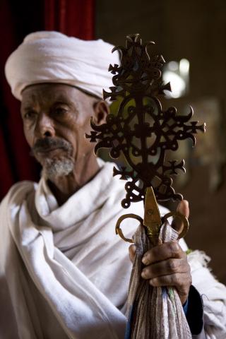 image Monje sosteniendo una cruz  en el interior de una iglesia, Lalibela, Etiopía