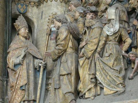 image Altorrelieves de San Fermín en el exterior del coro de la Catedral de Amiens, Francia
