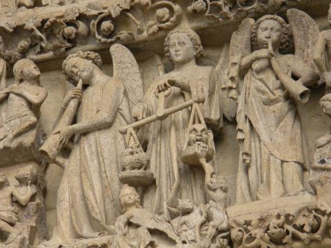 image Detalle del tímpano del portal de San Salvador en la Catedral de Amiens, Francia