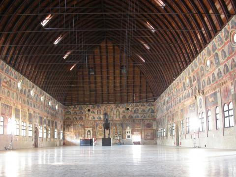 image Interior del Palacio de la Región con el Caballo de Capodilista, Padua, Italia