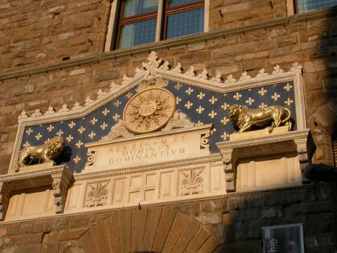 image Detalle de la puerta principal del Palacio Viejo o Palazzo Vecchio, Florencia, Italia