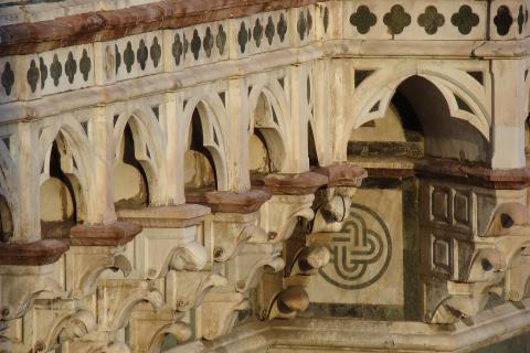 image Andito y ménsulas del Duomo o Catedral de Florencia, Italia