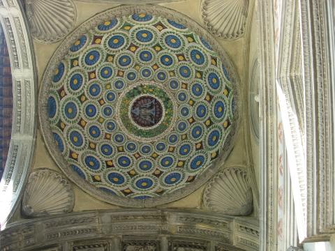 image Bóveda del pórtico de la Capilla Pazzi en la Basílica de la Santa Cruz, Florencia, Italia