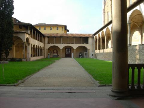image Primer claustro de la Basílica de la Santa Cruz, Florencia, Italia
