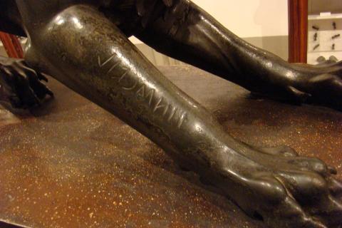 image Detalle de la Quimera de Arezzo en el Museo Arqueológico de Florencia, Italia