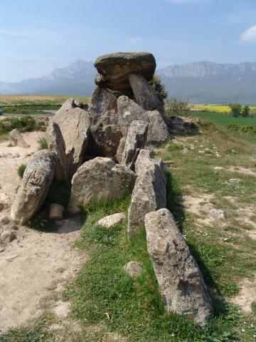 image Dolmen de la Chavola de la Hechicera, Elvillar, Álava