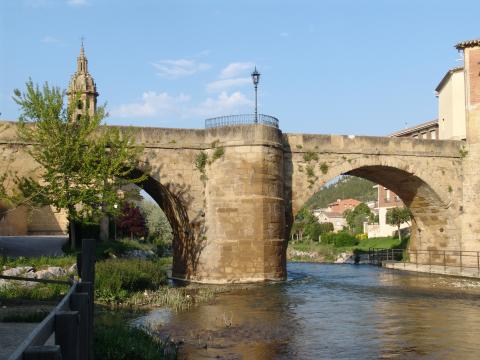 image Puente medieval en Cuzcurrita del Río Turón, La Rioja