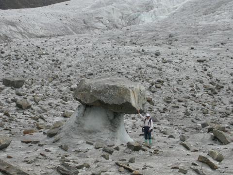 image Bloque errático en el glaciar Gornergrat, Zermatt, Suiza