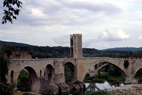 image Puente fortificado de Besalú, Girona