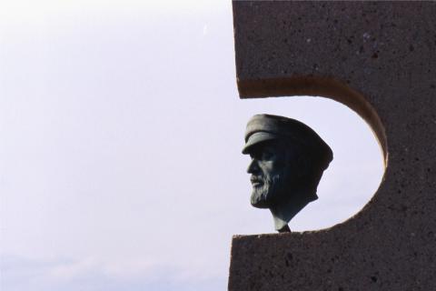 image Detalle de una escultura junto al mar en l´Escala, Girona