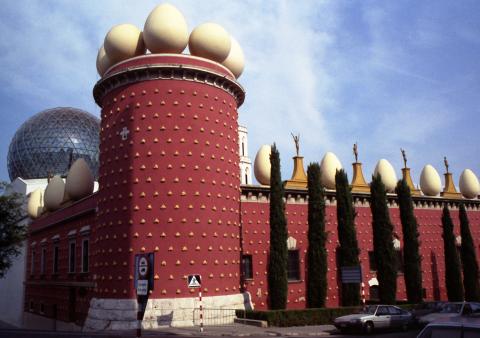image Exterior del Teatro-Museo Dalí, Figueres, Girona