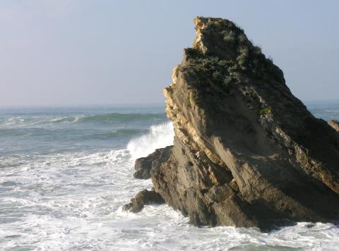 image Olas rompiendo contra una roca, Biarriz, Francia