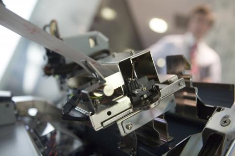 image Detalle del mecanismo de una máquina tragaperras