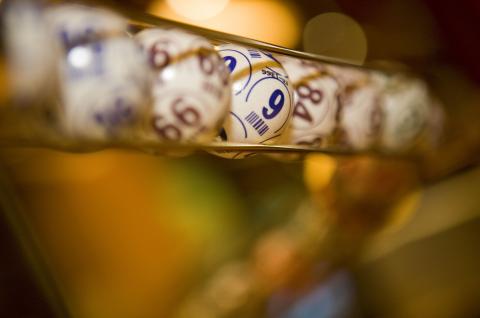 image Detalle de las bolas numeradas para jugar al bingo de la Sala Canoe, Madrid