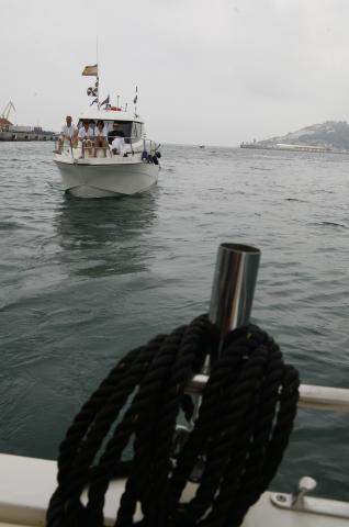 image Barco de recreo en el canal de salida al mar, Ceuta