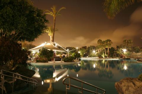 image Vista nocturna del Parque Marítimo del Mediterráneo, Ceuta