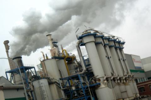 image Chimeneas de una fábrica azucarera expulsando humo, Peñafiel, Valladolid
