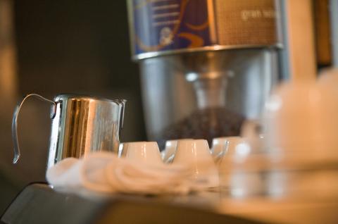 image Tazas y lechera sobre la barra del Larios Café, Madrid