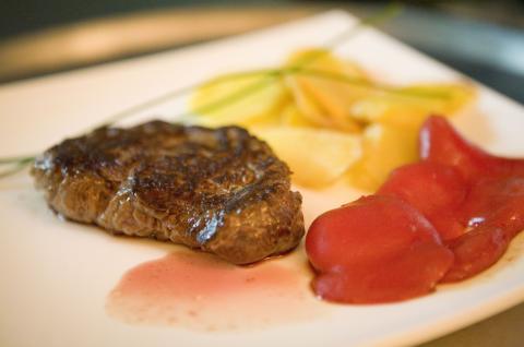 image Plato de solomillo con acompañamiento