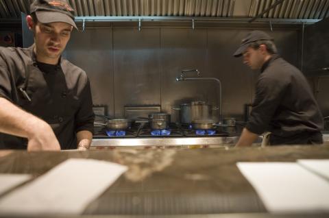 image Cocineros trabajando en la cocina del hotel Meliá, Madrid