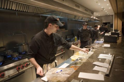 image Cocineros trabajando en la cocina del hotel Meliá, Madrid