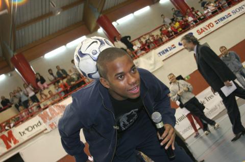 image El futbolista Robinho, Robson de Souza, haciendo equilibrios con un balón en un acto para niños en Tres Cantos, Madrid