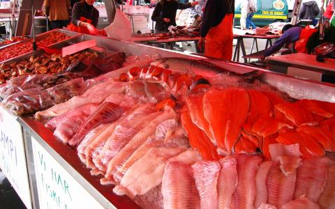 image Mostrador de pescado con salmón, trucha, mero y crustáceos en un mercado, Bergen, Noruega
