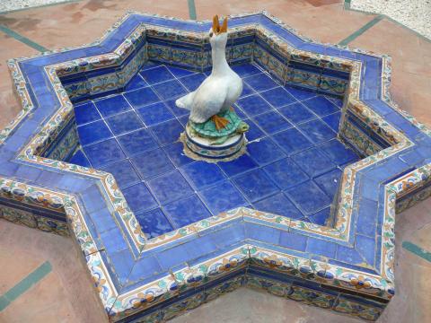 image Fuente decorada con azulejos en el Pabellón de la Compañía Telefónica de la Exposición Iberoamericana de 1929, Parque de María Luisa, Sevilla