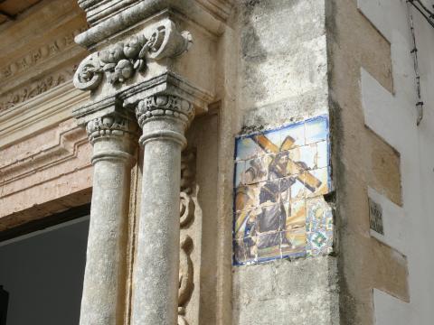 image Azulejos pintados con una imagen de Cristo en la fachada del Palacio del Mayorazgo, Arcos de la Frontera, Cádiz