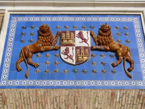 image Azulejos pintados con un escudo en el parador de turismo, Carmona, Sevilla
