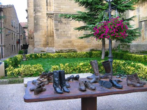 image Escultura titulada Viajeros de Koko Rico en la plaza de los Gaiteros, Laguardia, Álava