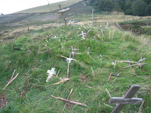 image Camino de Santiago: Cruces de Ibañeta, obra de los peregrinos en el puerto de Ibañeta, Navarra
