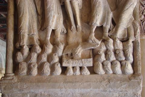 image Detalle del relieve sobre pilar de El Descendimiento de la cruz, Monasterio de Santo Domingo de Silos, Burgos