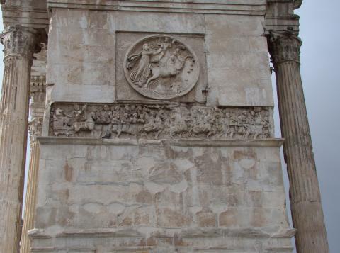 image Medallón del dios Sol y relieve de la Marcha triunfal de Constantino, Arco de Constantino, Roma, Italia