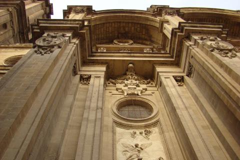 image Contrapicado del frontispicio de la Catedral de Granada